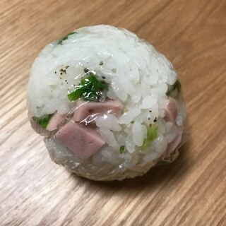 セロリと魚ニソのブラックペッパーおむすび